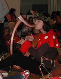 Wurzelgnom Zwipf spielt die Harfe.
